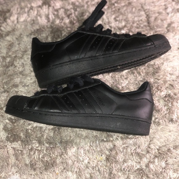 Boy’s Adidas shell toe sneakers - Picture 5 of 6